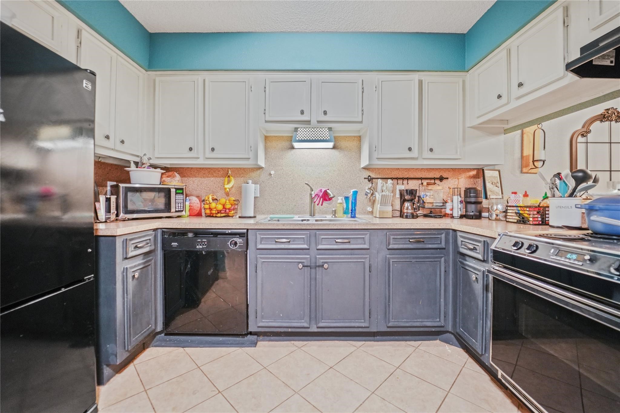 1314 Town Circle, Unit 1 Baytown, TX 77520 - Photo 3 of 17 a kitchen with cabinets and appliances