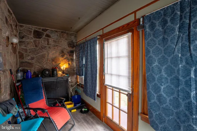 a view of entryway with outdoor seating