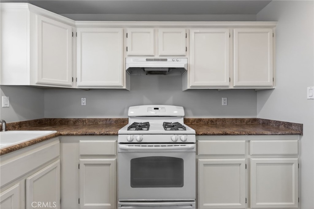 6845 Barcelona Way Riverside, CA 92504 - Photo 8 of 17 Gas stove in the lovely kitchen, with dishwasher and included refrigerator!
