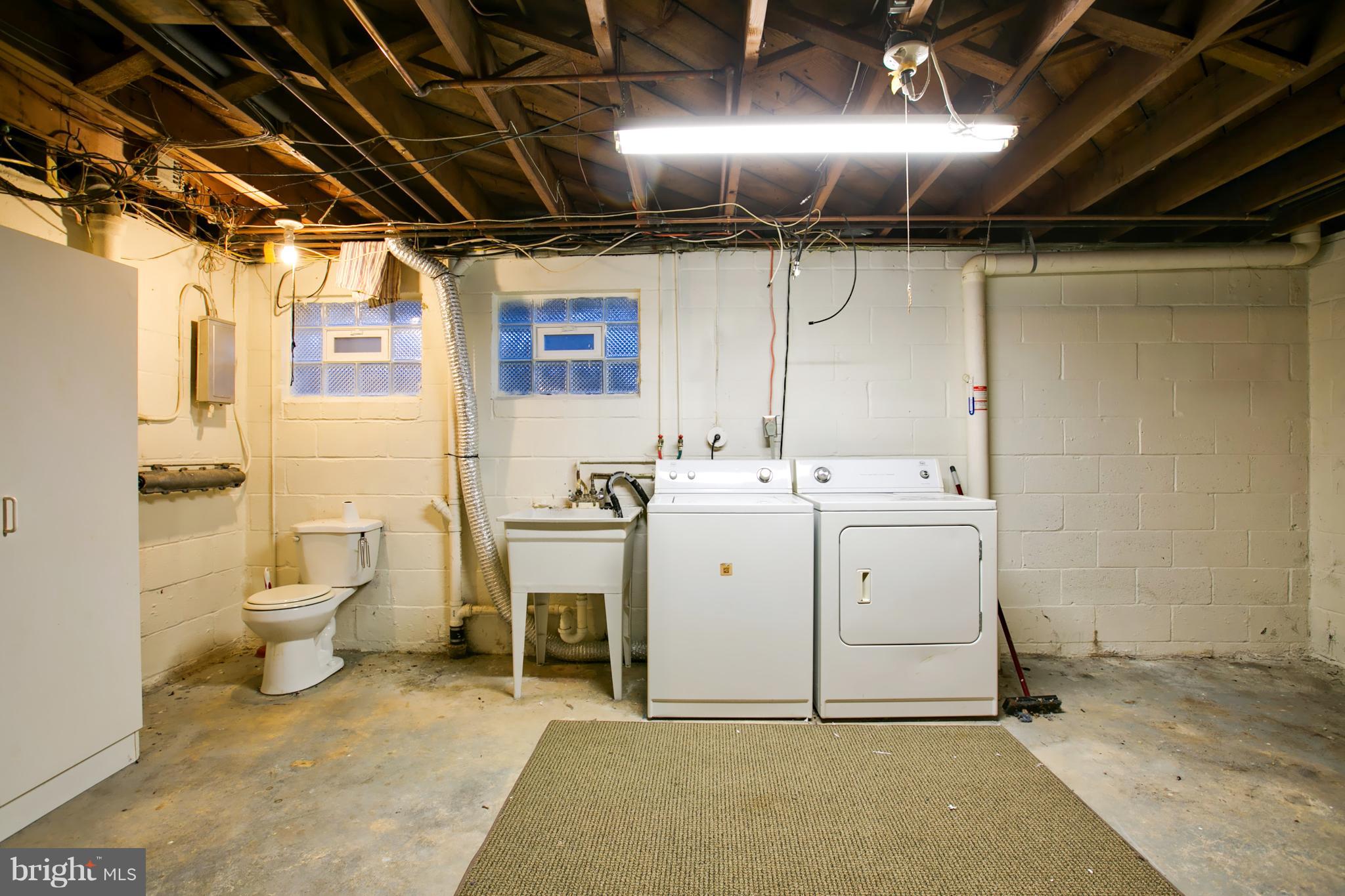 324 Aigburth Road Towson, MD 21286 - Photo 25 of 29 a utility room with dryer and washer