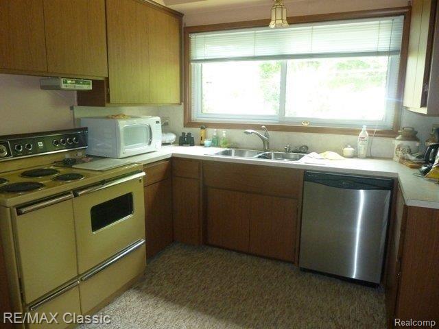 28401 New Castle Road Farmington, MI 48331 - Photo 10 of 12 SPACIOUS KITCHEN