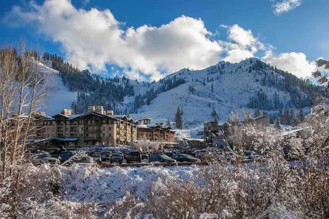 $1,150,000 | 1985 Olympic Vly Road, Unit 216 (2216), Olympic Valley, CA 96146