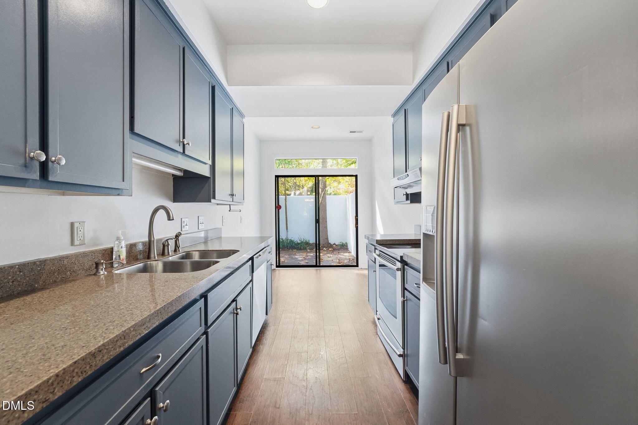 1 Vauxhall Place Chapel Hill, NC 27517 - Photo 6 of 25 a kitchen with granite countertop a sink stove and refrigerator