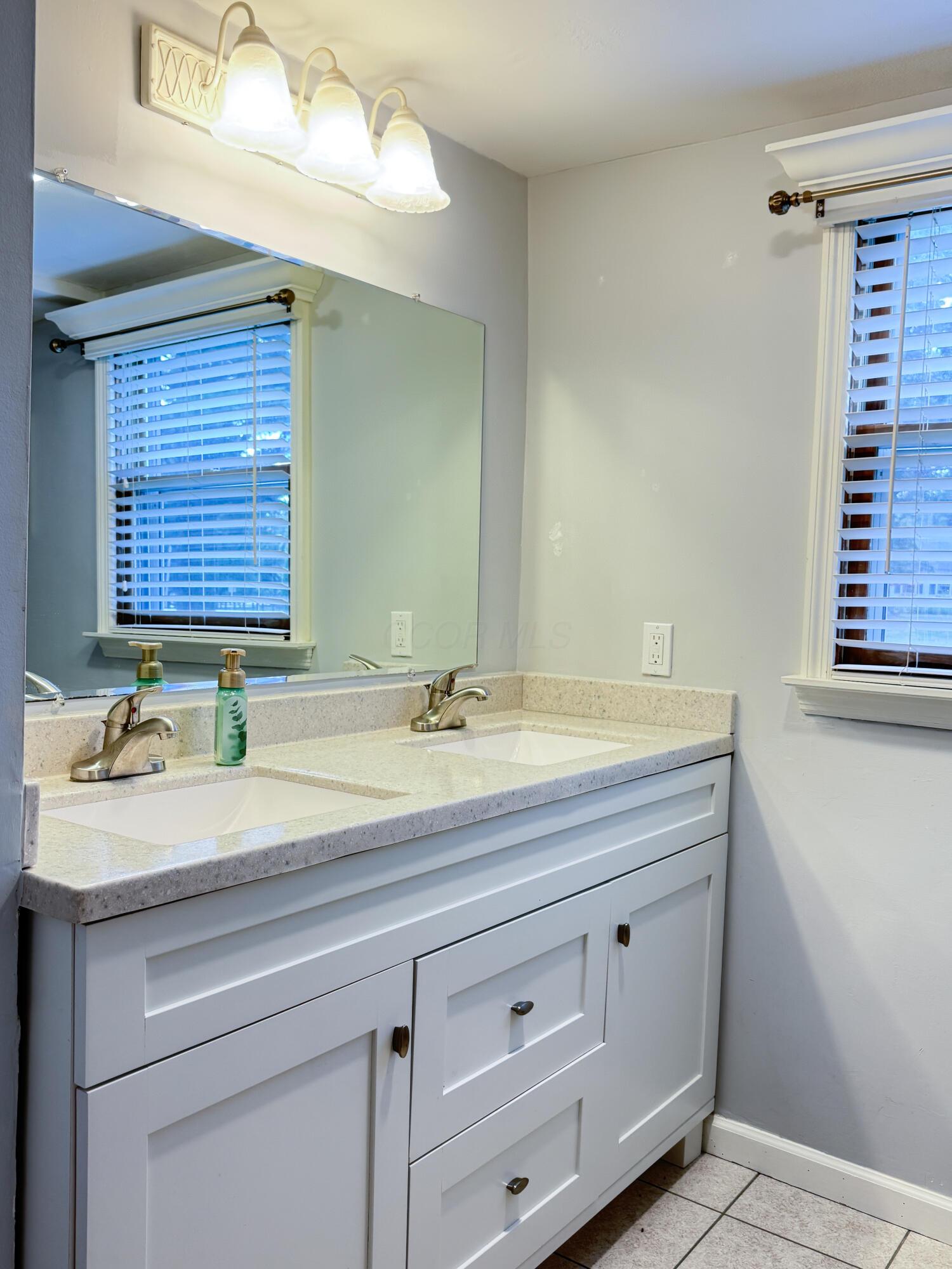 4755 Marion Road Northeast Newark, OH 43055 - Photo 18 of 47 Full Bath Primary Bedroom