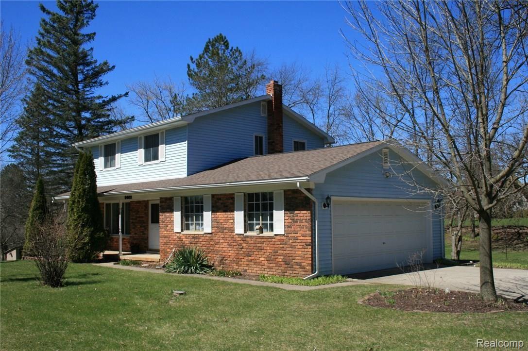 9663 Peer Road South Lyon, MI 48178 - Photo 2 of 18 2 garage.jpg