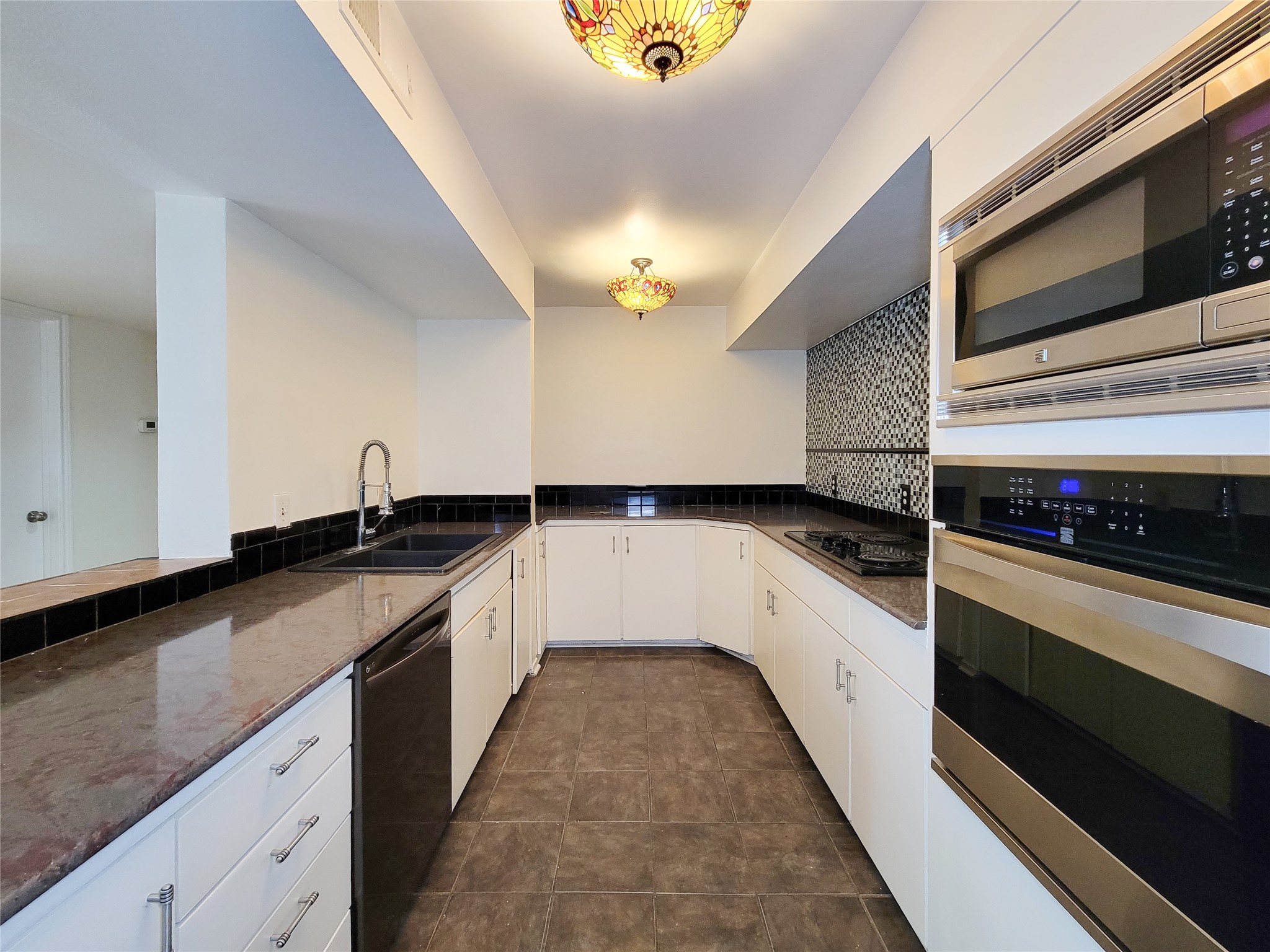 2243 West Alabama Street, Unit B Houston, TX 77098 - Photo 11 of 44 a large kitchen with a stove and a sink