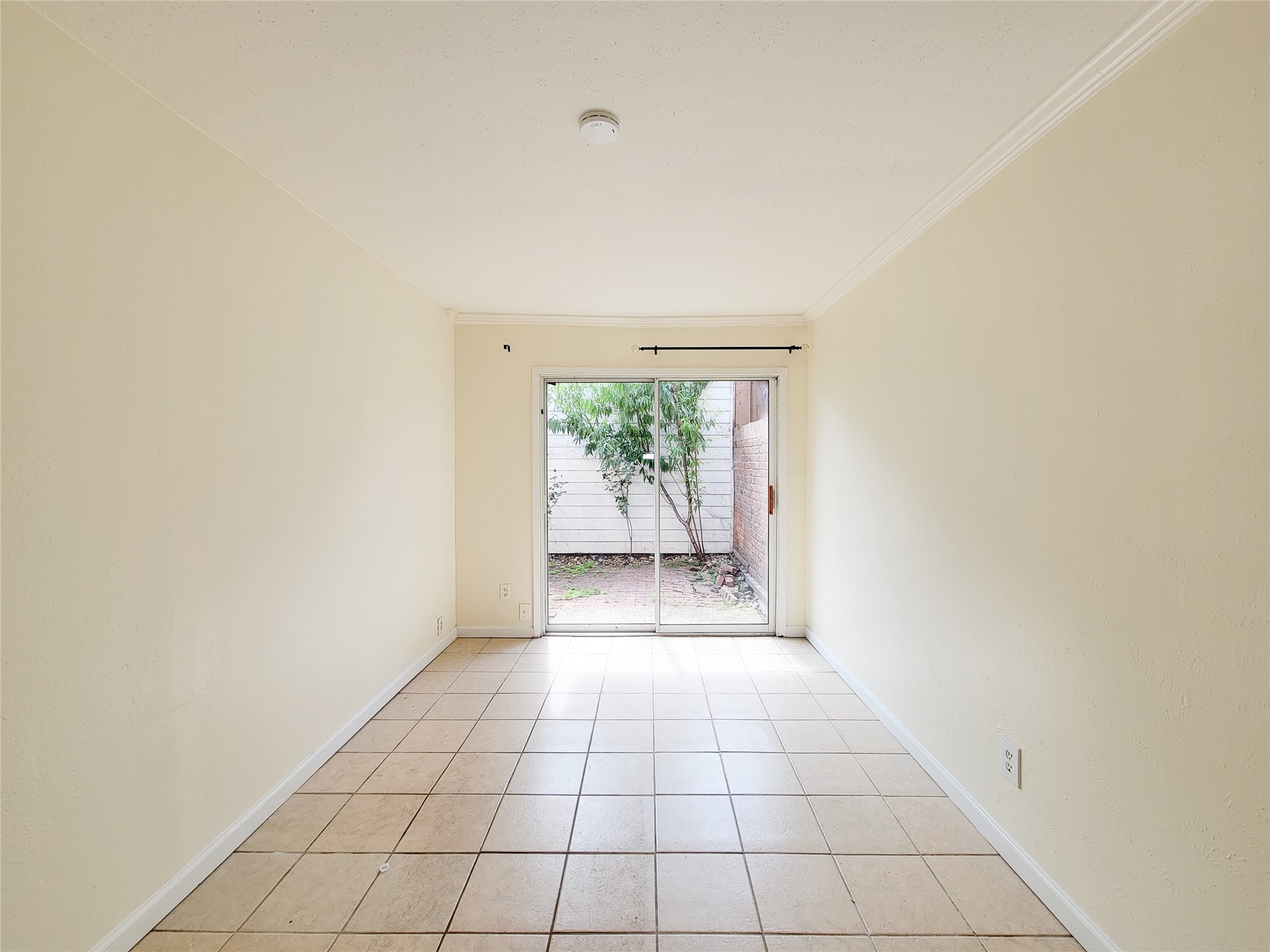 2243 West Alabama Street, Unit B Houston, TX 77098 - Photo 19 of 44 a view of an empty room and window