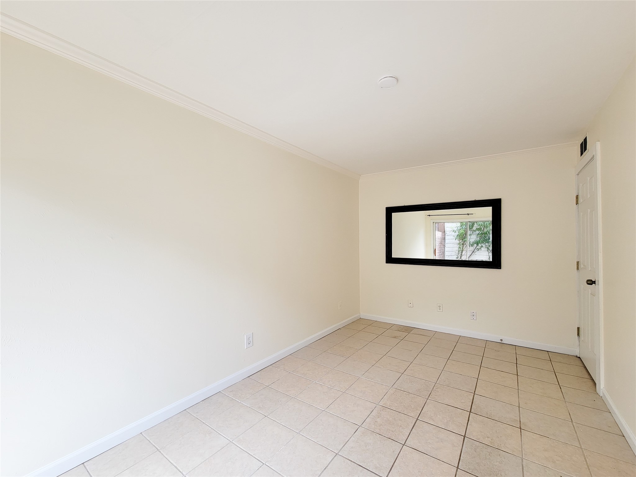 2243 West Alabama Street, Unit B Houston, TX 77098 - Photo 20 of 44 a view of an empty room