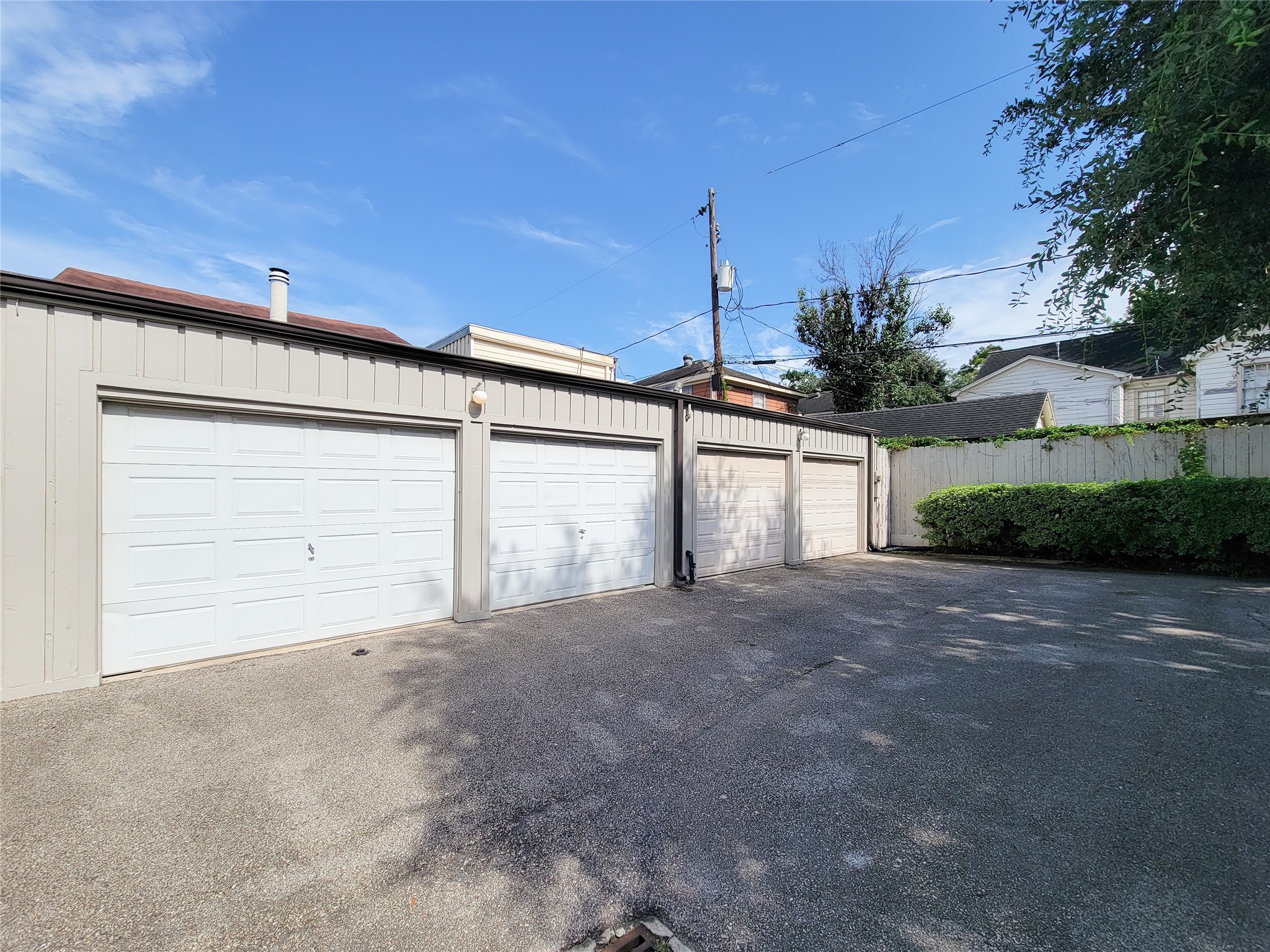 2243 West Alabama Street, Unit B Houston, TX 77098 - Photo 43 of 44 a view of a house with a garage and a garage