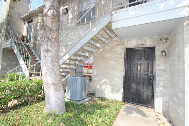 $1,300 | 10639 Braes Bend Drive, Houston, TX 77071