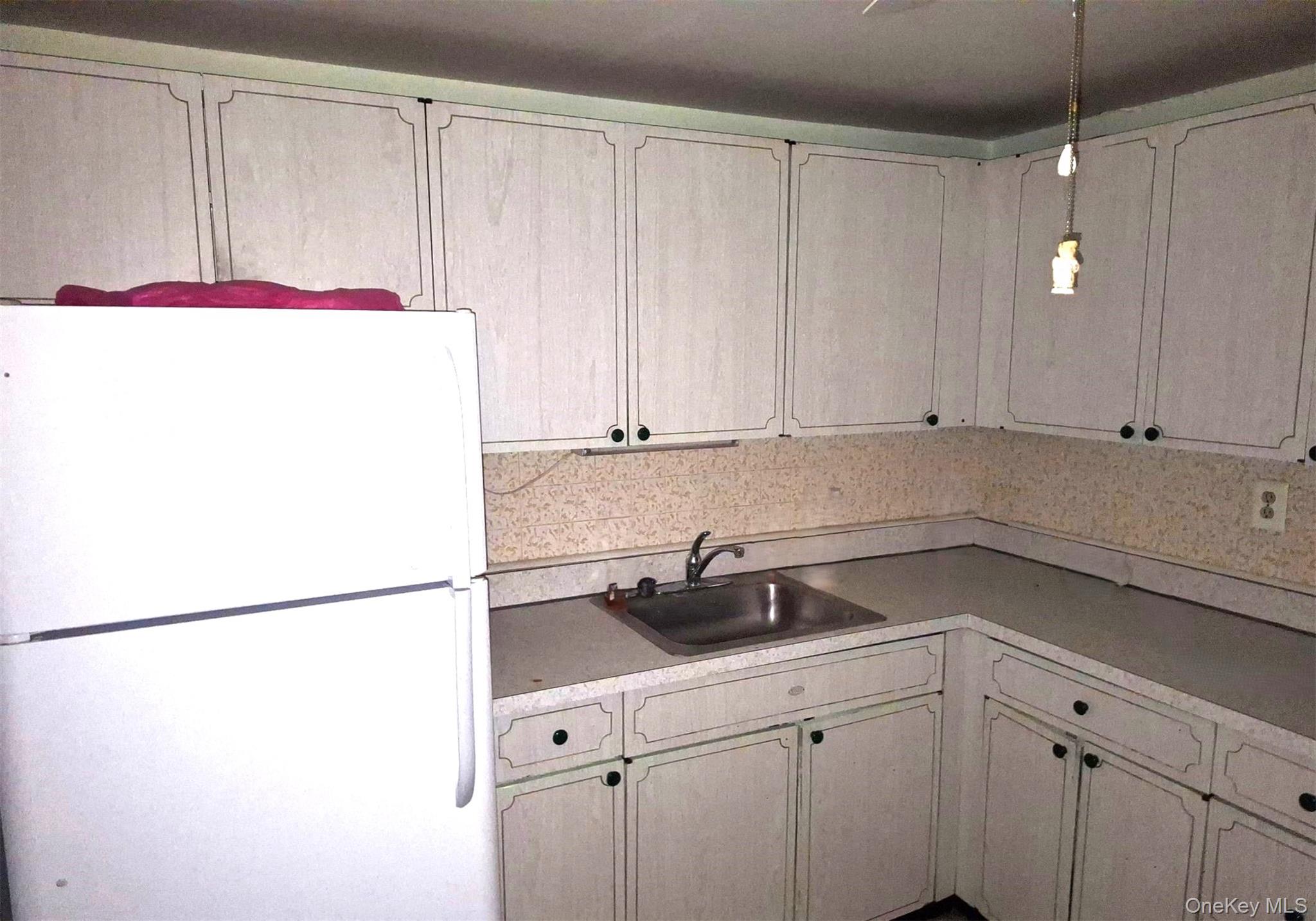 838 Pelhamdale Avenue, Unit 3R New Rochelle, NY 10801 - Photo 3 of 9