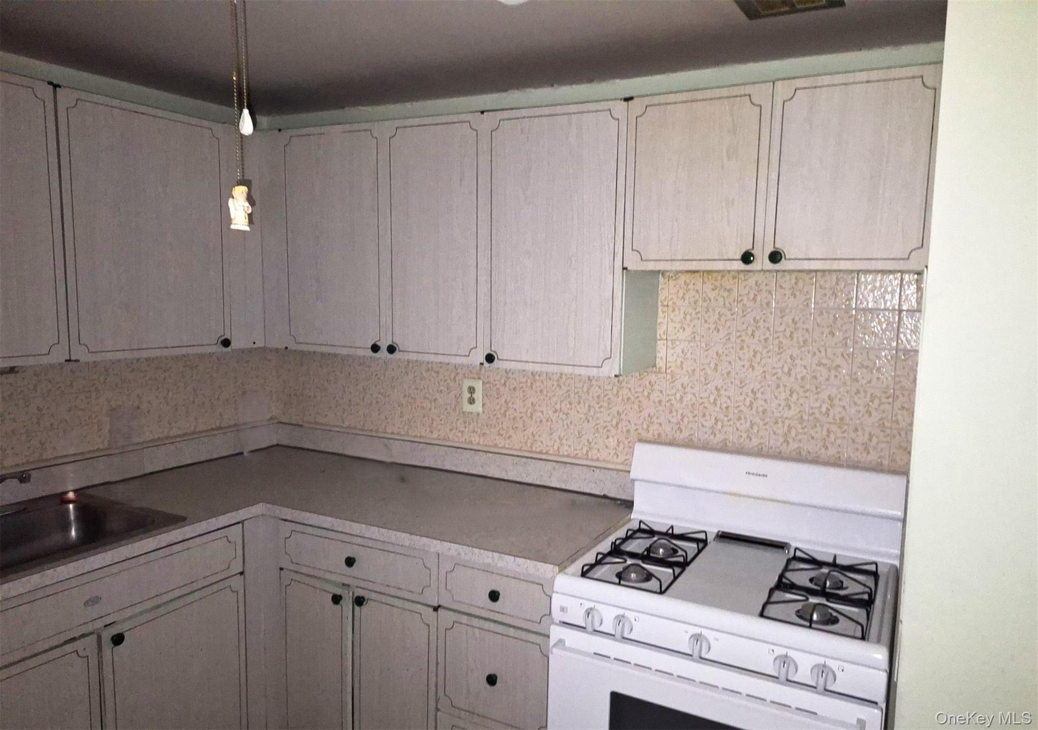 838 Pelhamdale Avenue, Unit 3R New Rochelle, NY 10801 - Photo 4 of 9