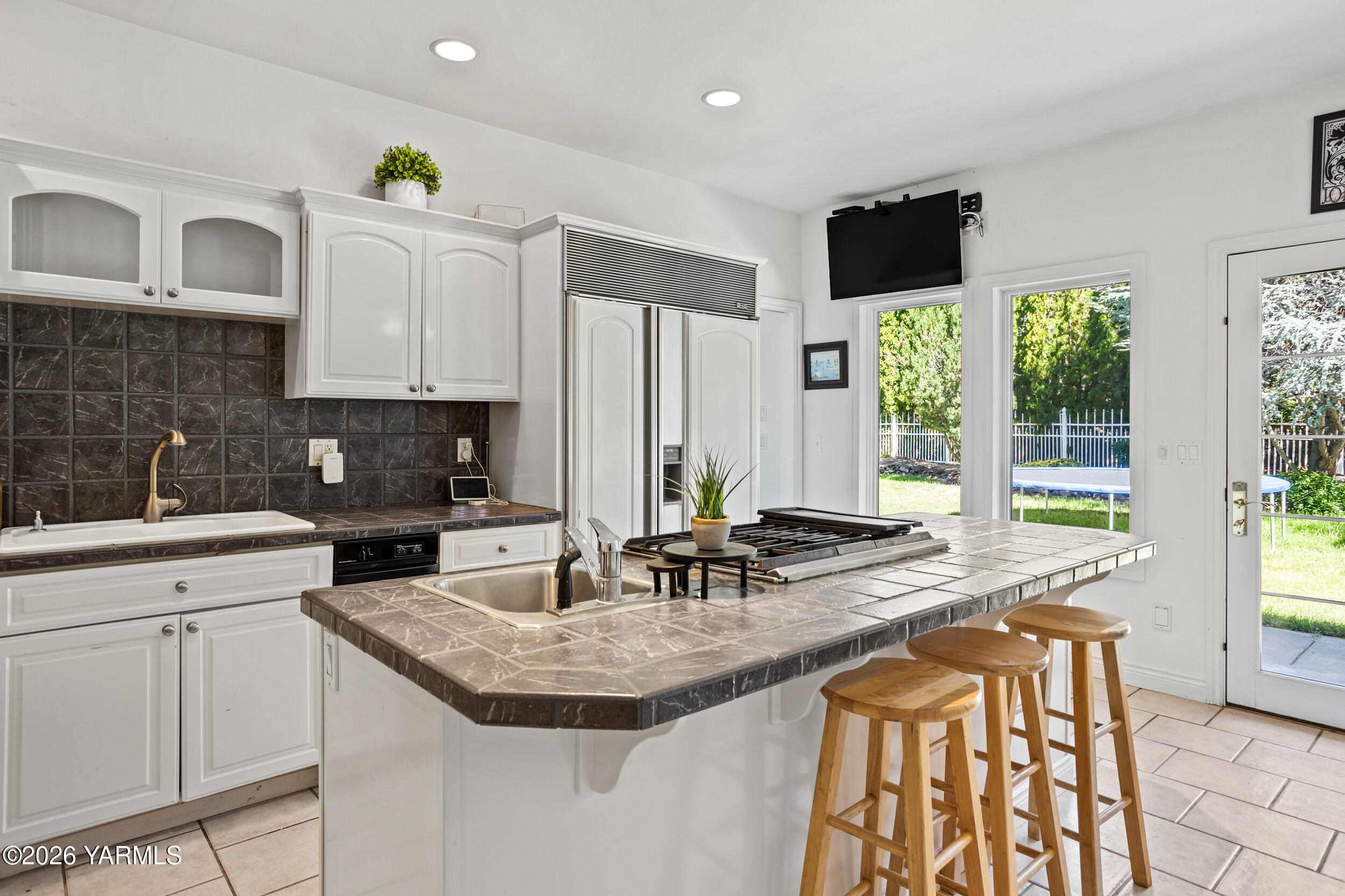 14801 Summitview Ext Road Yakima, WA 98908 - Photo 17 of 80 a kitchen with stainless steel appliances granite countertop a sink and a stove