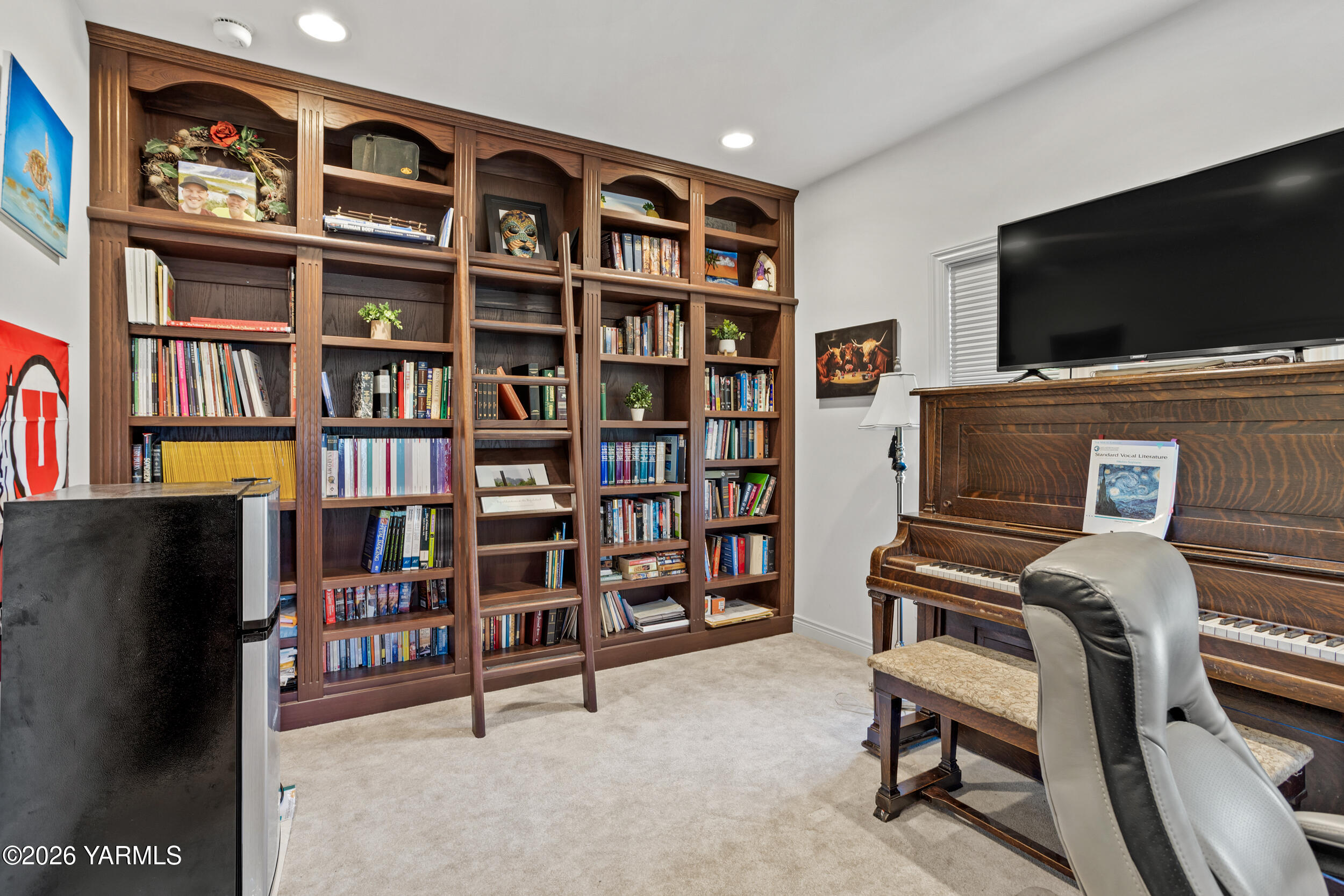 14801 Summitview Ext Road Yakima, WA 98908 - Photo 28 of 80 a view of a livingroom with furniture and a bookshelf