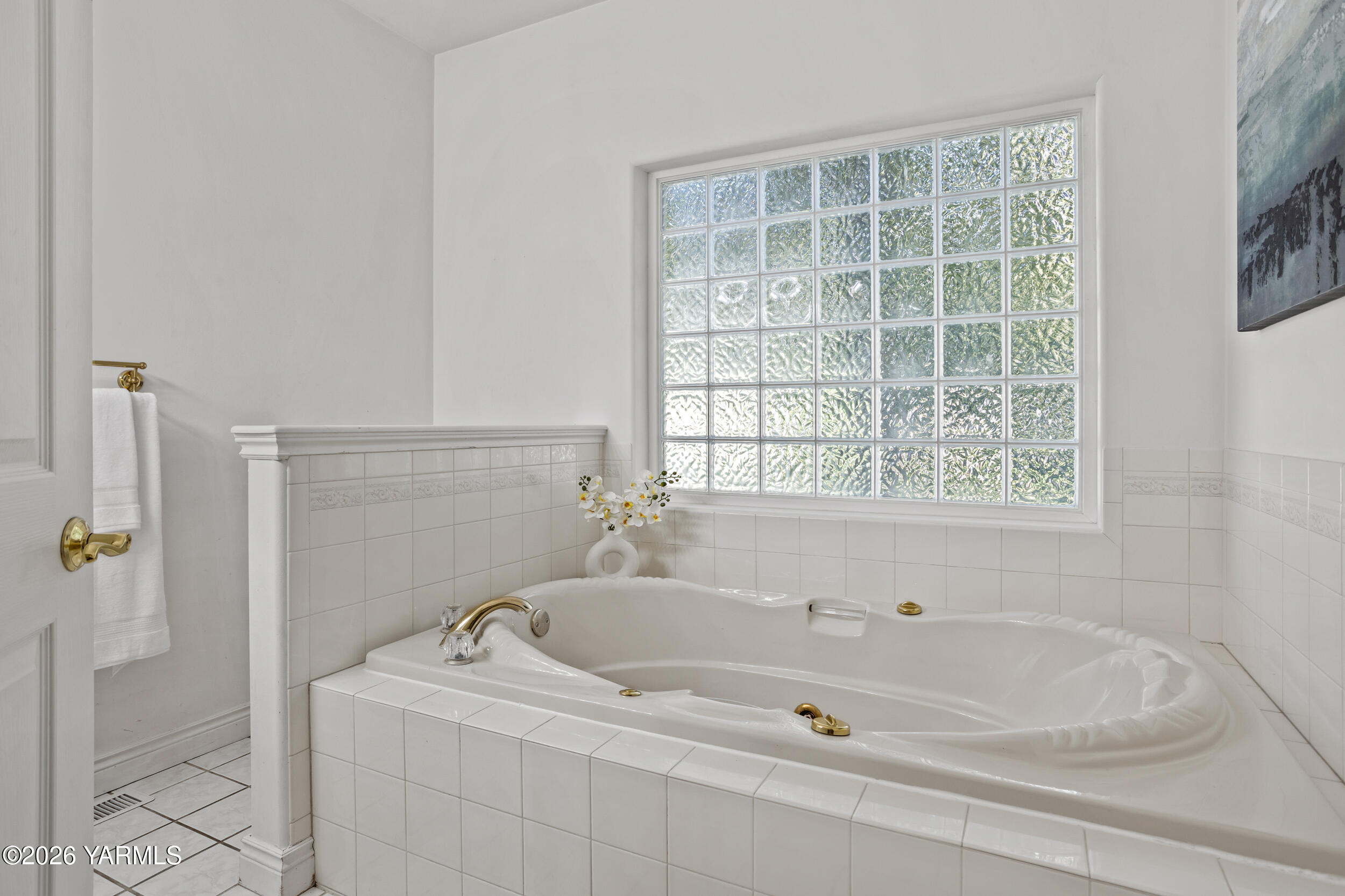 14801 Summitview Ext Road Yakima, WA 98908 - Photo 39 of 80 a white bath tub sitting next to a window