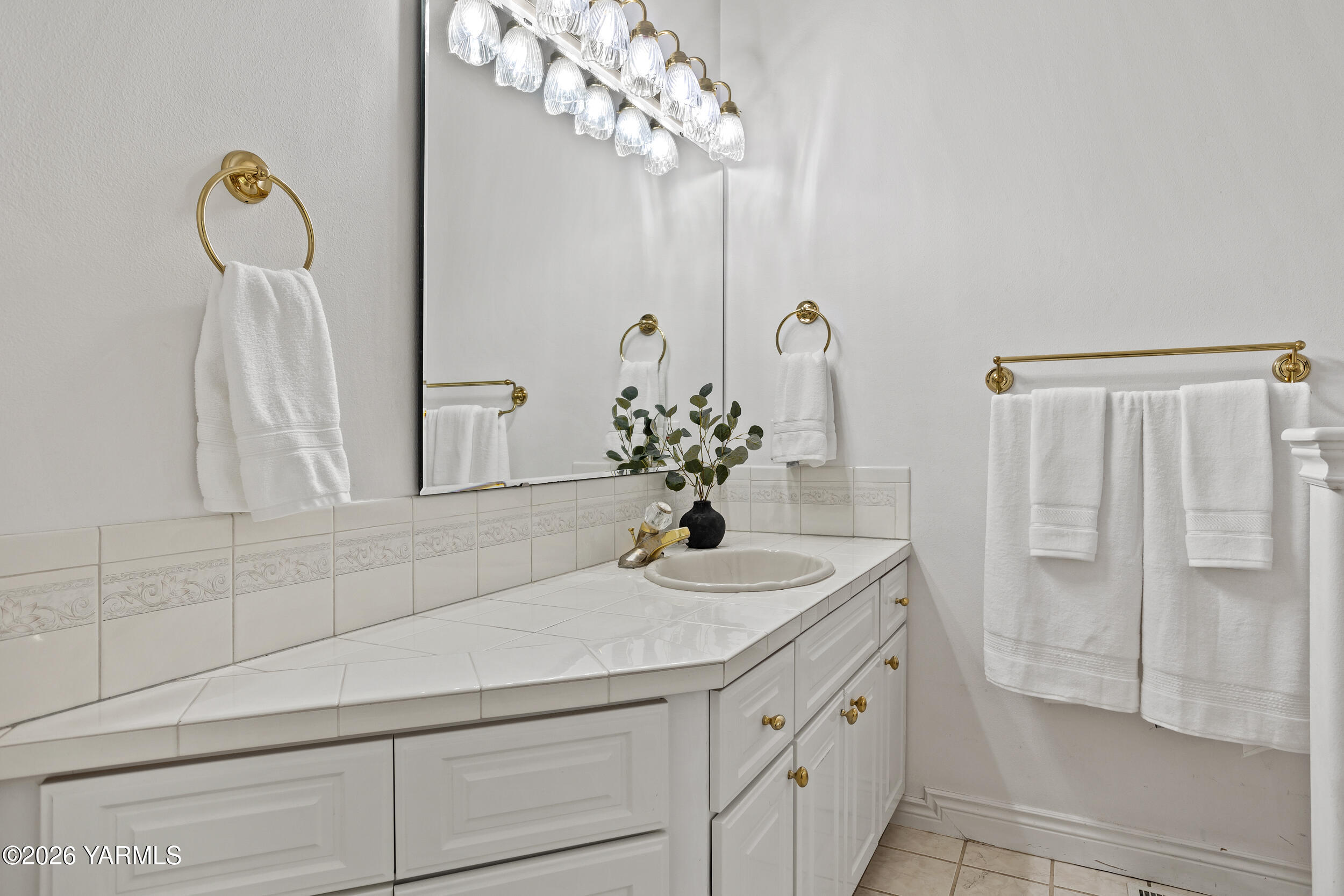 14801 Summitview Ext Road Yakima, WA 98908 - Photo 42 of 80 a bathroom with a sink a mirror and a shower