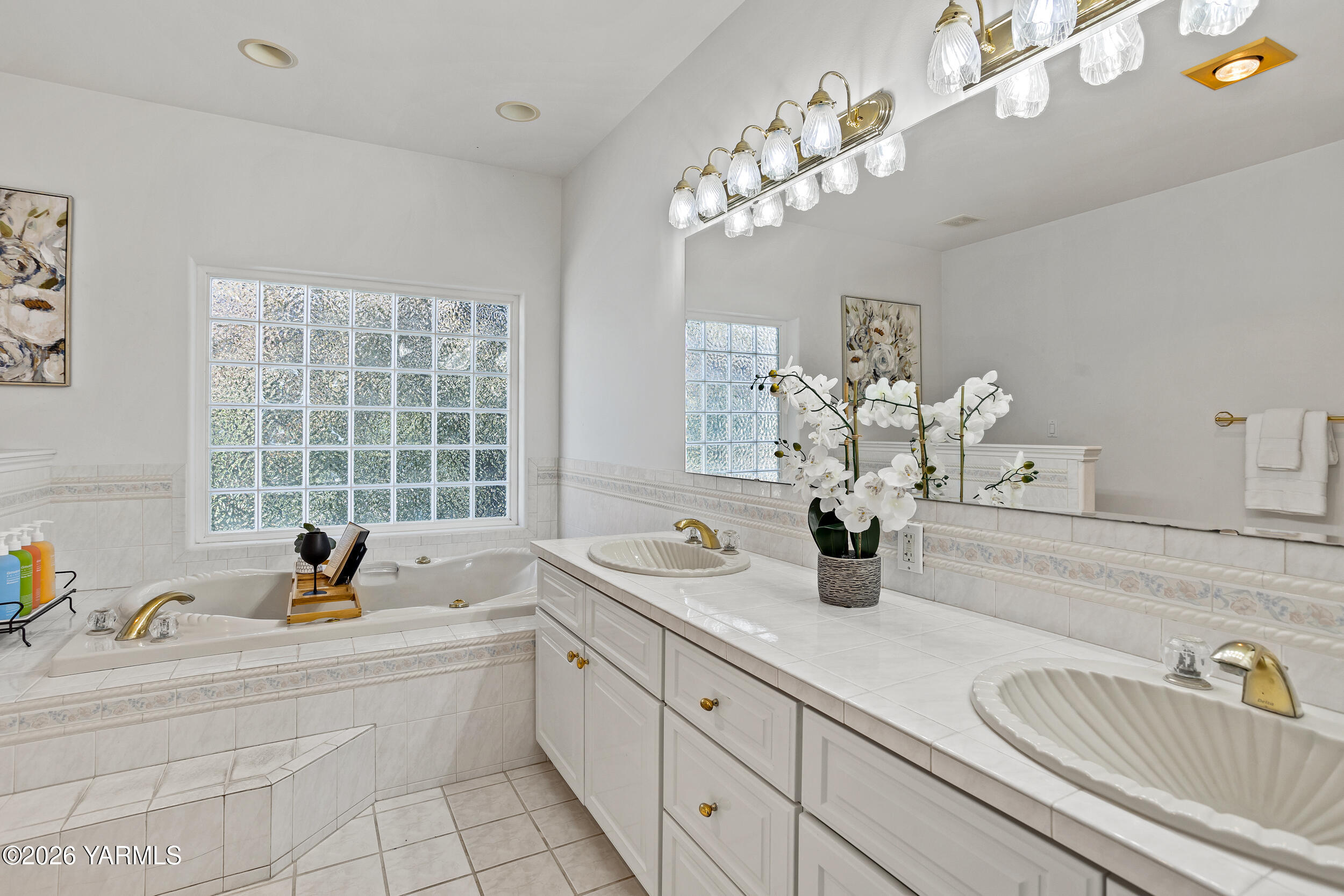 14801 Summitview Ext Road Yakima, WA 98908 - Photo 45 of 80 a bathroom with a sink a large mirror and a bathtub