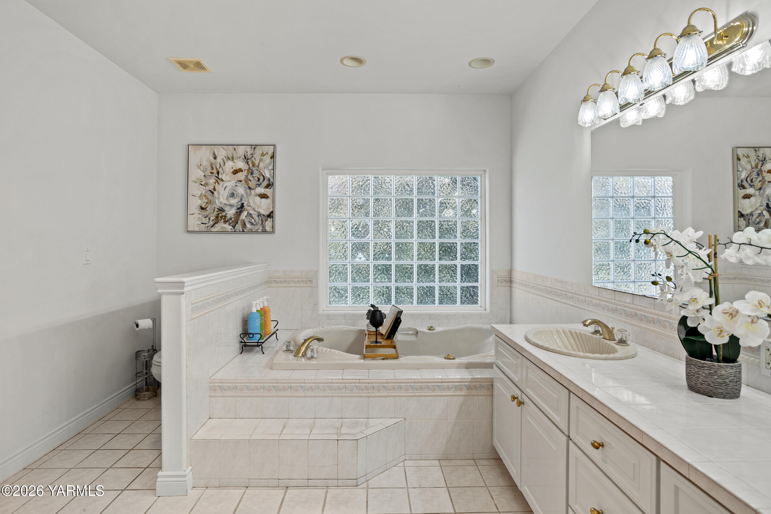 14801 Summitview Ext Road Yakima, WA 98908 - Photo 47 of 80 a bathroom with a tub sink and mirror