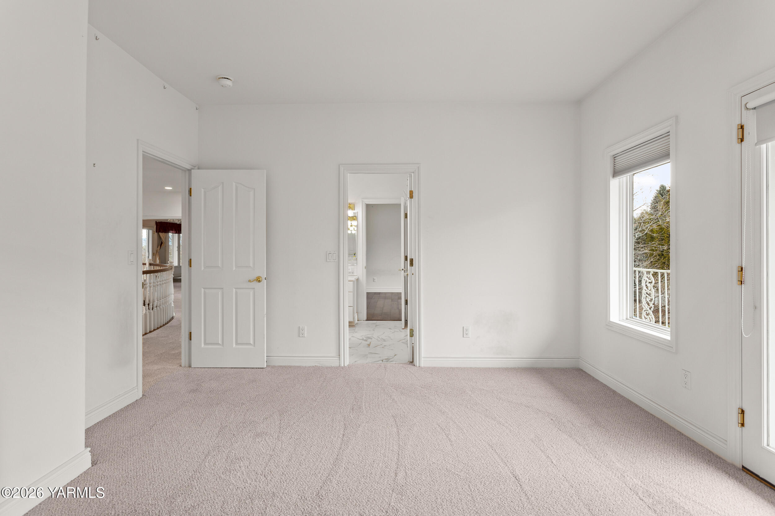 14801 Summitview Ext Road Yakima, WA 98908 - Photo 49 of 80 an empty room with windows and closet