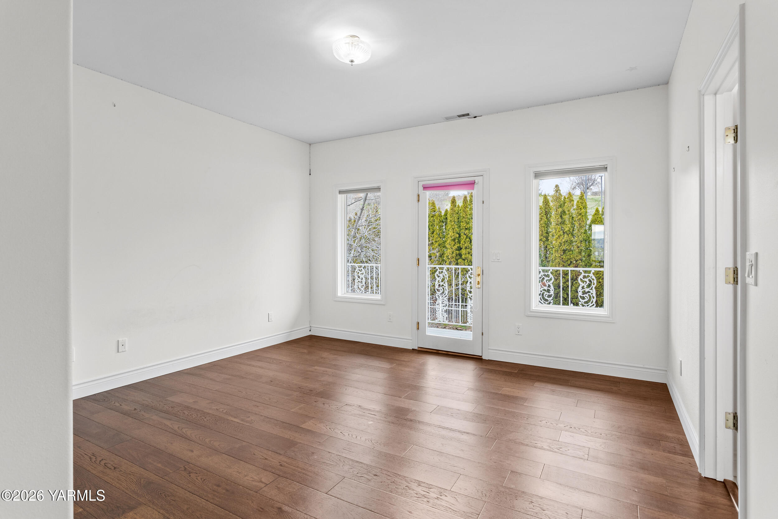 14801 Summitview Ext Road Yakima, WA 98908 - Photo 56 of 80 an empty room with wooden floor and windows