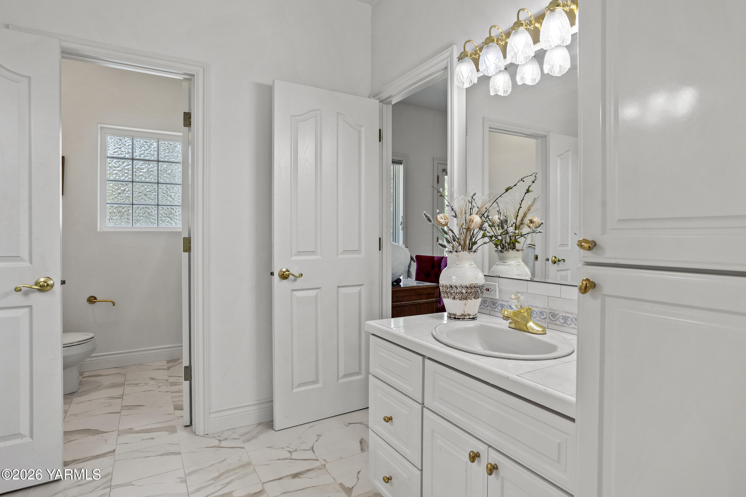 14801 Summitview Ext Road Yakima, WA 98908 - Photo 65 of 80 a bathroom with a sink vanity and a mirror