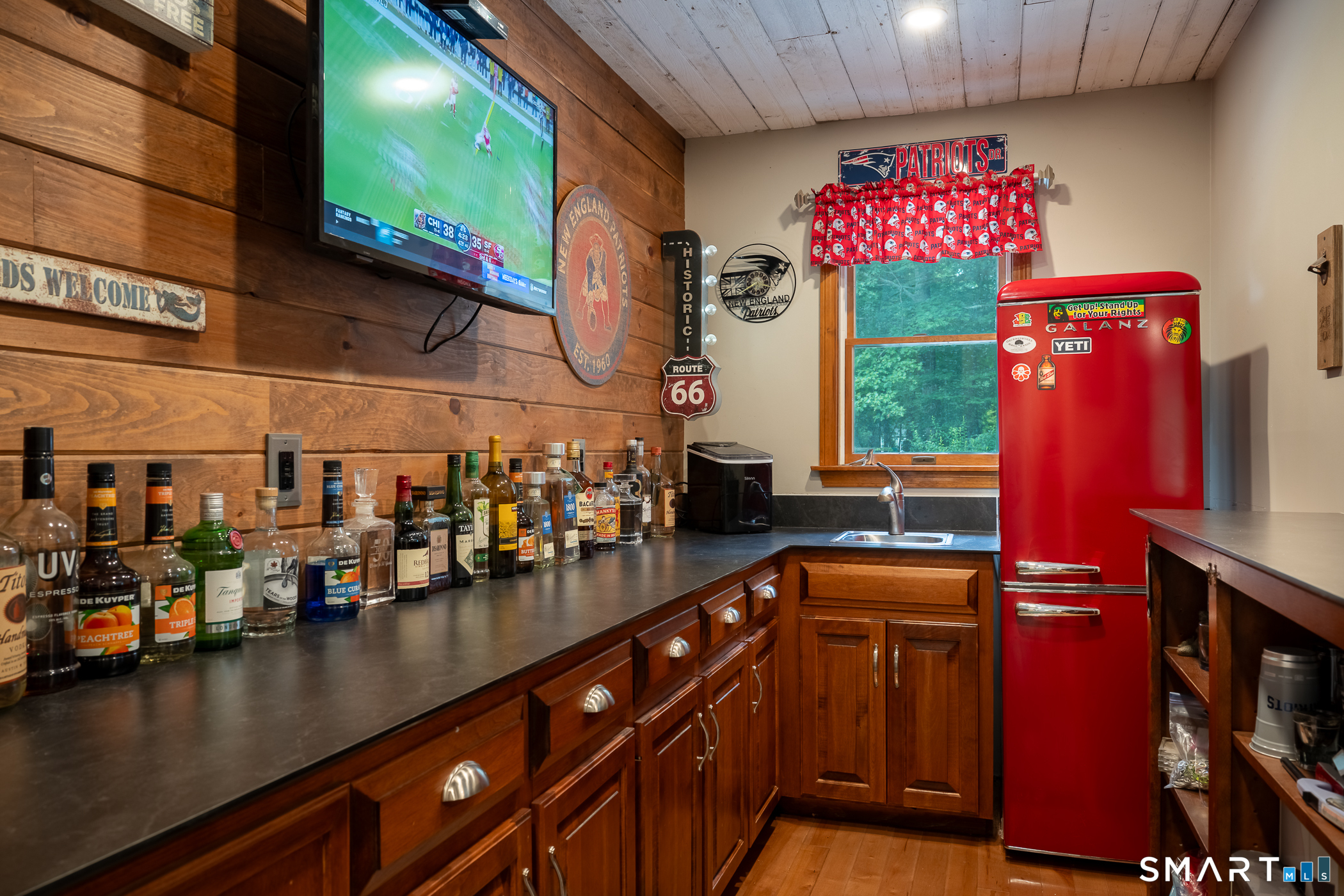 98 Dean Road East Lyme, CT 06333 - Photo 10 of 39 Gallery Image 10