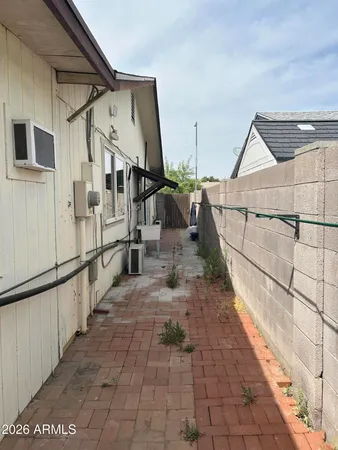 a view of entryway with a front door