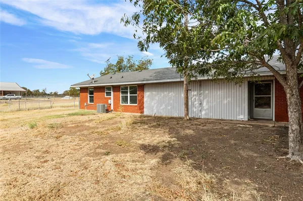 $440,000 | 281 Lakeside Drive, China Spring, TX 76633