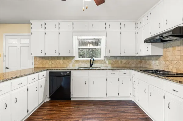 $440,000 | 281 Lakeside Drive, China Spring, TX 76633