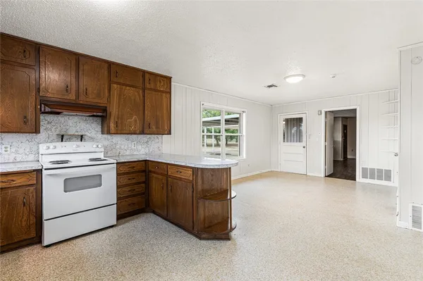 $440,000 | 281 Lakeside Drive, China Spring, TX 76633