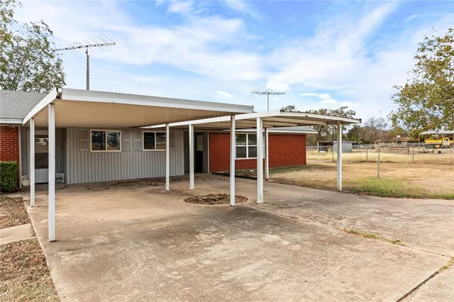 $440,000 | 281 Lakeside Drive, China Spring, TX 76633