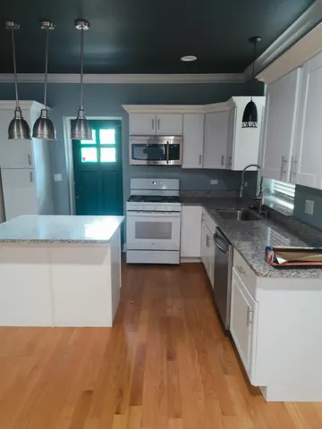 $3,300 | 5610 North Glenwood Avenue, Chicago, IL 60660