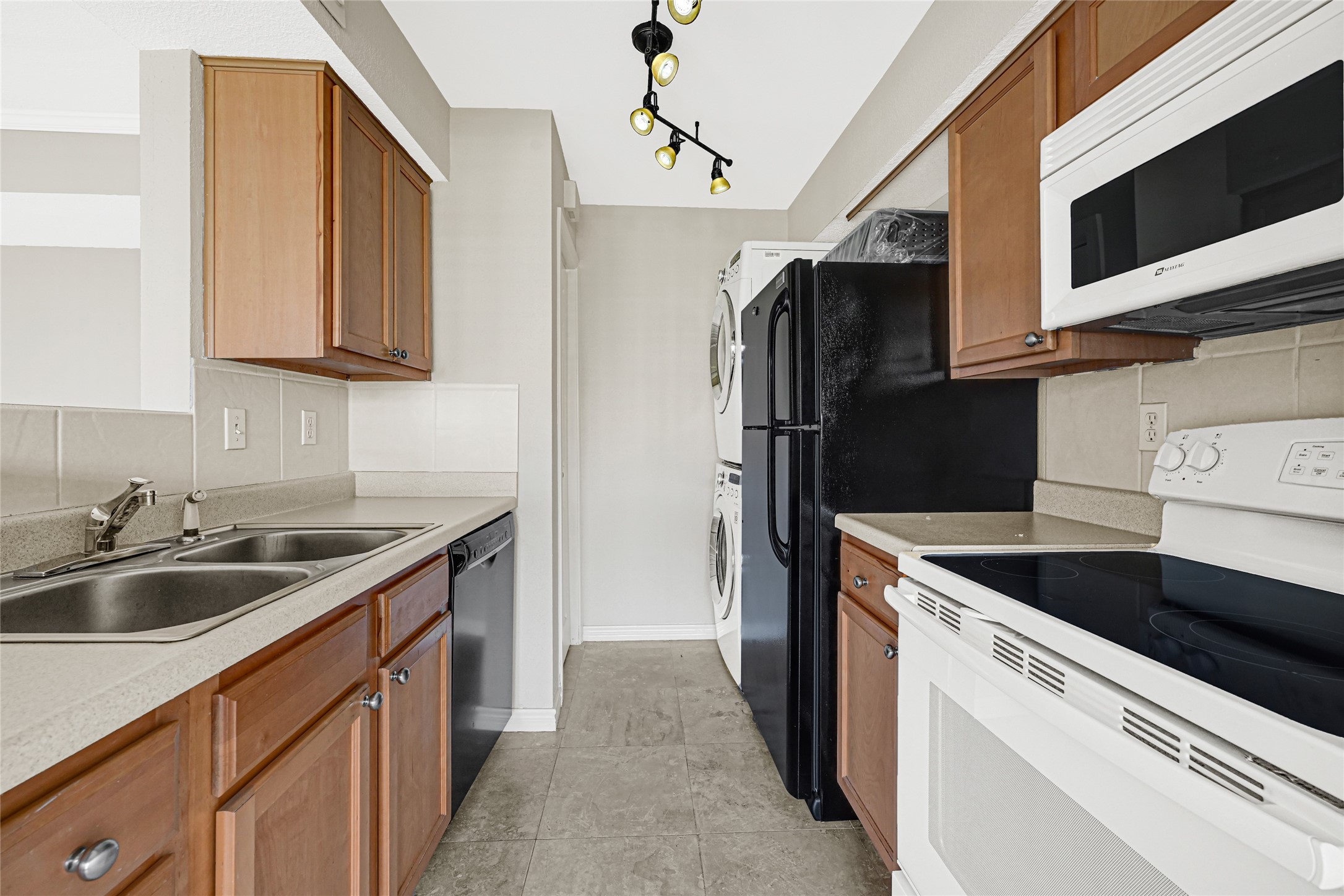 4011 NASA Road 1, Unit 406 El Lago, TX 77586 - Photo 10 of 23 a kitchen that has a sink and a stove