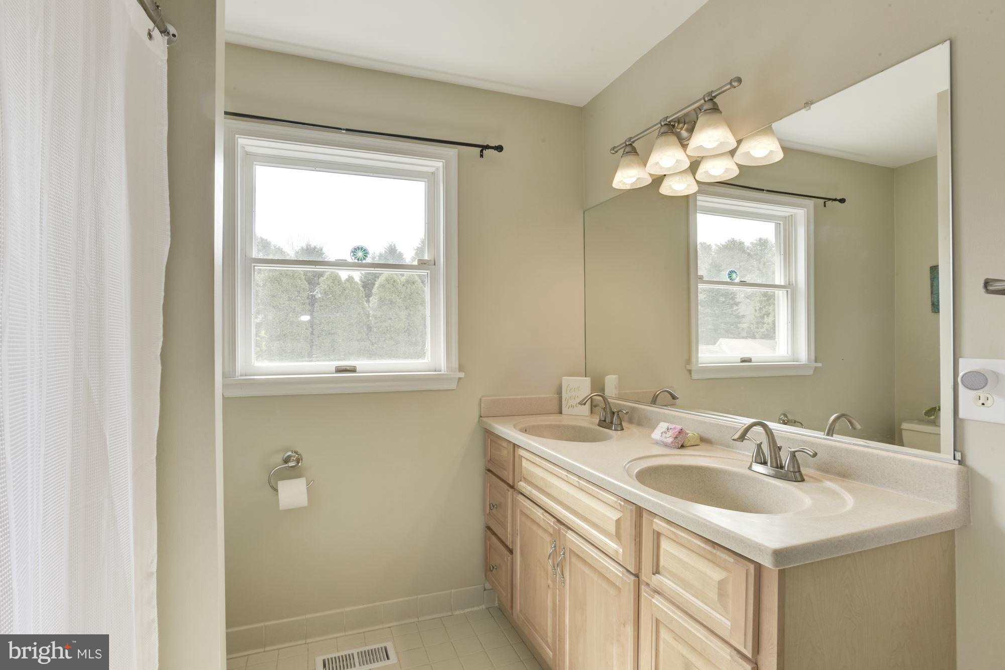 3001 Jackson Ridge Court Phoenix, MD 21131 - Photo 19 of 30 Upper Level Full Bath w/Shower/Tub Combo