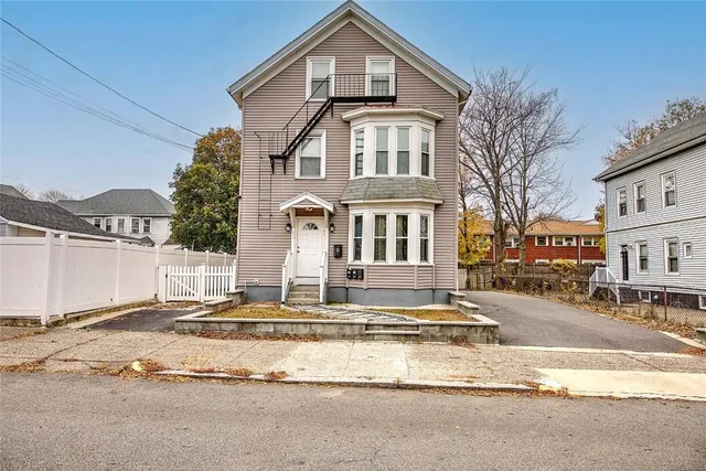 $1,600 | 21 Brewster Street, Unit 3, Pawtucket, RI 02860