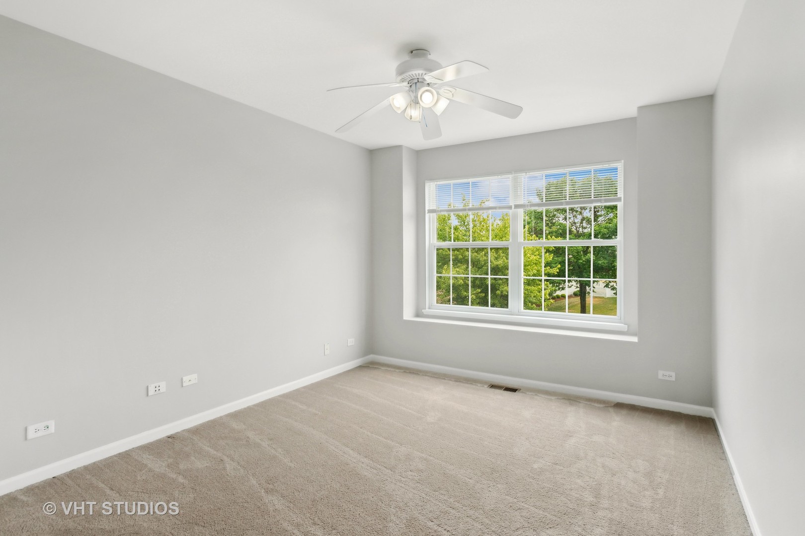 823 Fieldcrest Drive Naperville, IL 60540 - Photo 19 of 30 an empty room with a window