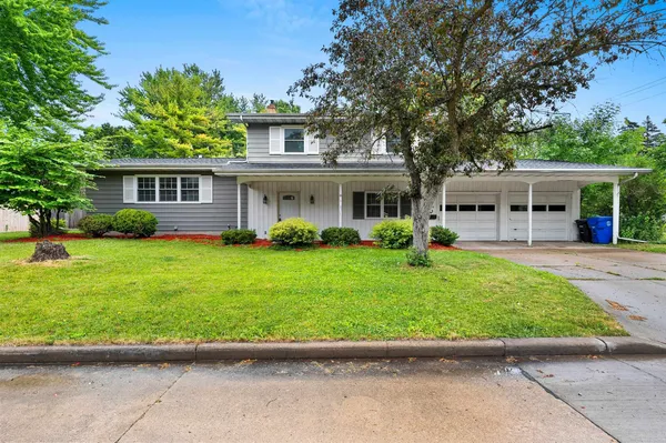 $319,900 | 1618 South Riverdale Drive, Appleton, WI 54914