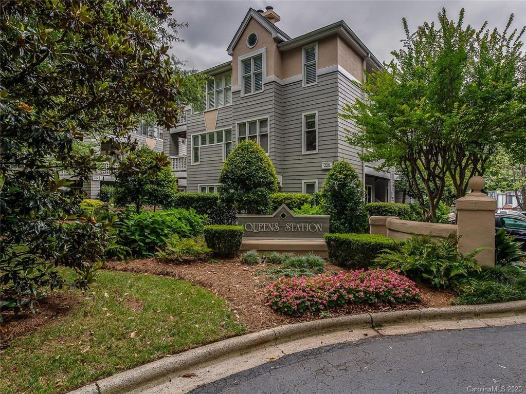 222 Queens Road, Unit 54 Charlotte, NC 28204 - Photo 17 of 18 a front view of a house with a garden