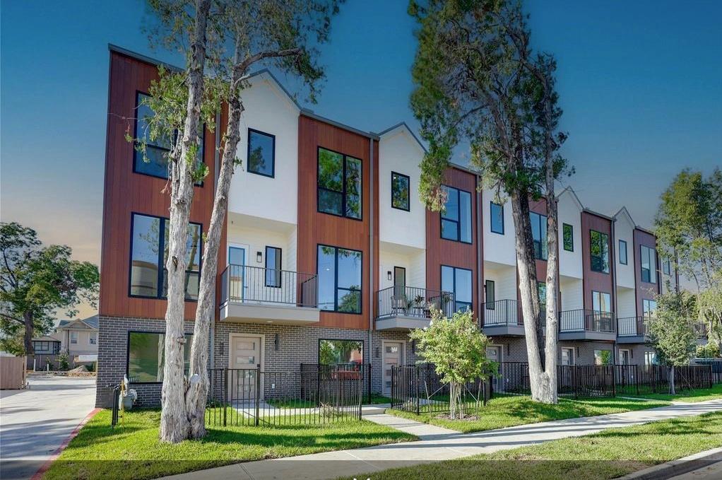 1902 North Carroll Avenue, Unit 102 Dallas, TX 75204 - Photo 9 of 29 a view of a building with a yard
