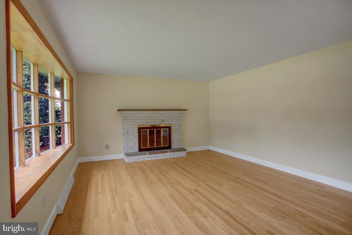 627 Siloam Road Chambersburg, PA 17201 - Photo 5 of 36 Living room
