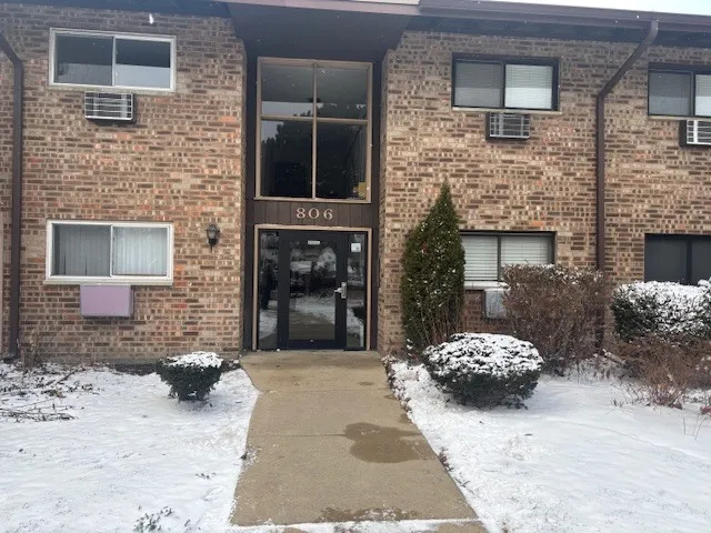 $159,900 | 806 East Old Willow Road, Unit 211, Prospect Heights, IL 60070