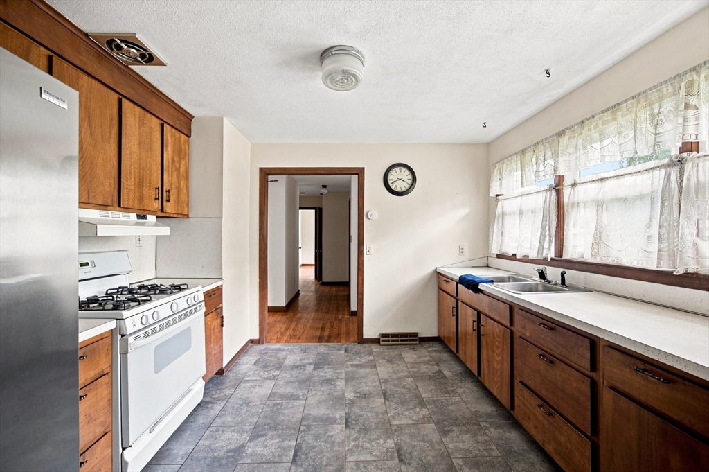 115 Bemis Road Holyoke, MA 01040 - Photo 6 of 29 Gallery Image 6