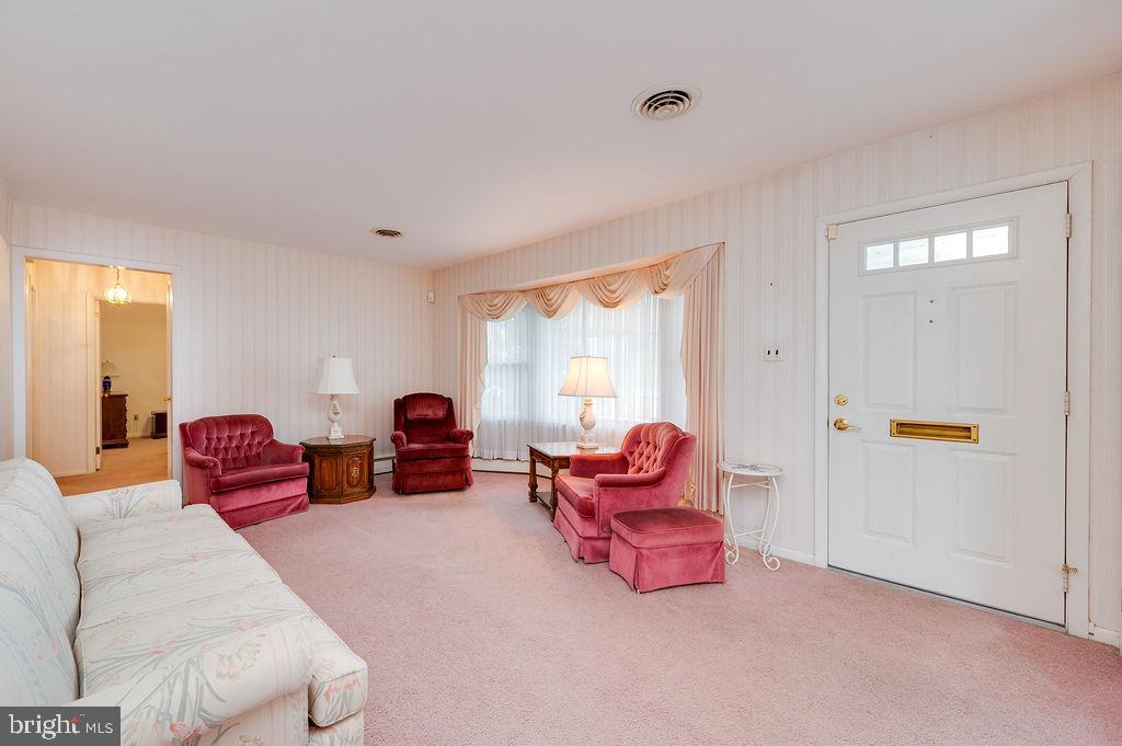 418 Mitti Road Reading, PA 19607 - Photo 3 of 36