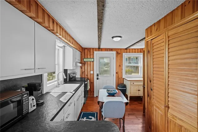 $2,850 | 28 Glenwood Avenue, Narragansett, RI 02882