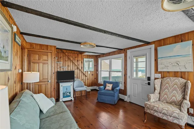 $2,850 | 28 Glenwood Avenue, Narragansett, RI 02882