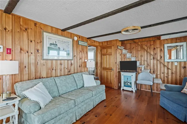 $2,850 | 28 Glenwood Avenue, Narragansett, RI 02882