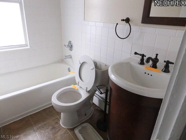 1140 Oxford Road Cleveland, OH 44121 - Photo 4 of 10 Gallery Image 4