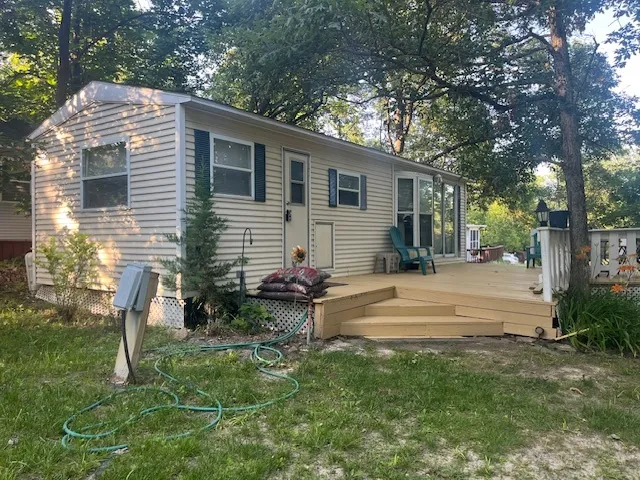 a view of a house with backyard