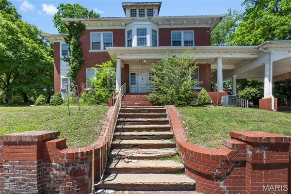 $425,000 | 325 North Sprigg Street, Cape Girardeau, MO 63701