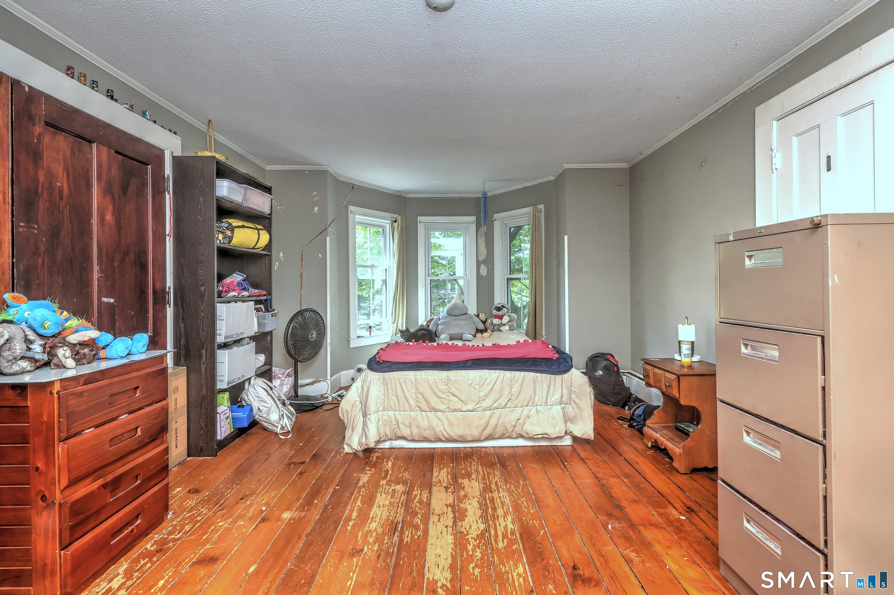 186 Jones Hill Road West Haven, CT 06516 - Photo 23 of 33 a living room with a bed and furniture